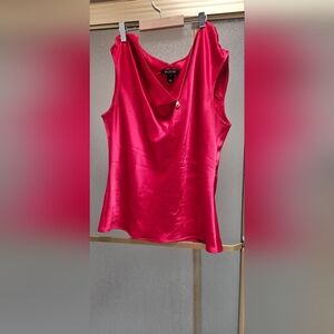 GORGEOUS ST JOHN HIGH END DESIGNER Vibrant Red Satin Tank Top Blouse